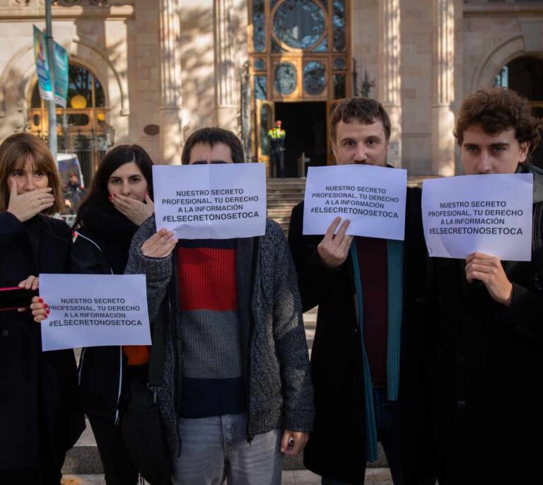 El juez devuelve los móviles y ordenadores pero los periodistas exigen saber quién los usó