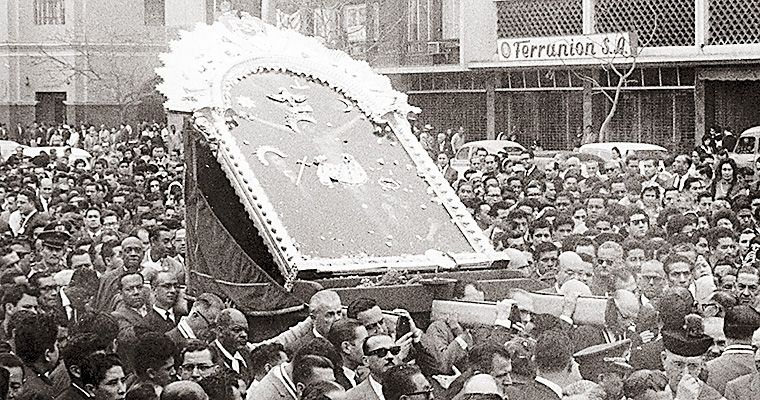 Procesión del Señor Milagros en Lima.