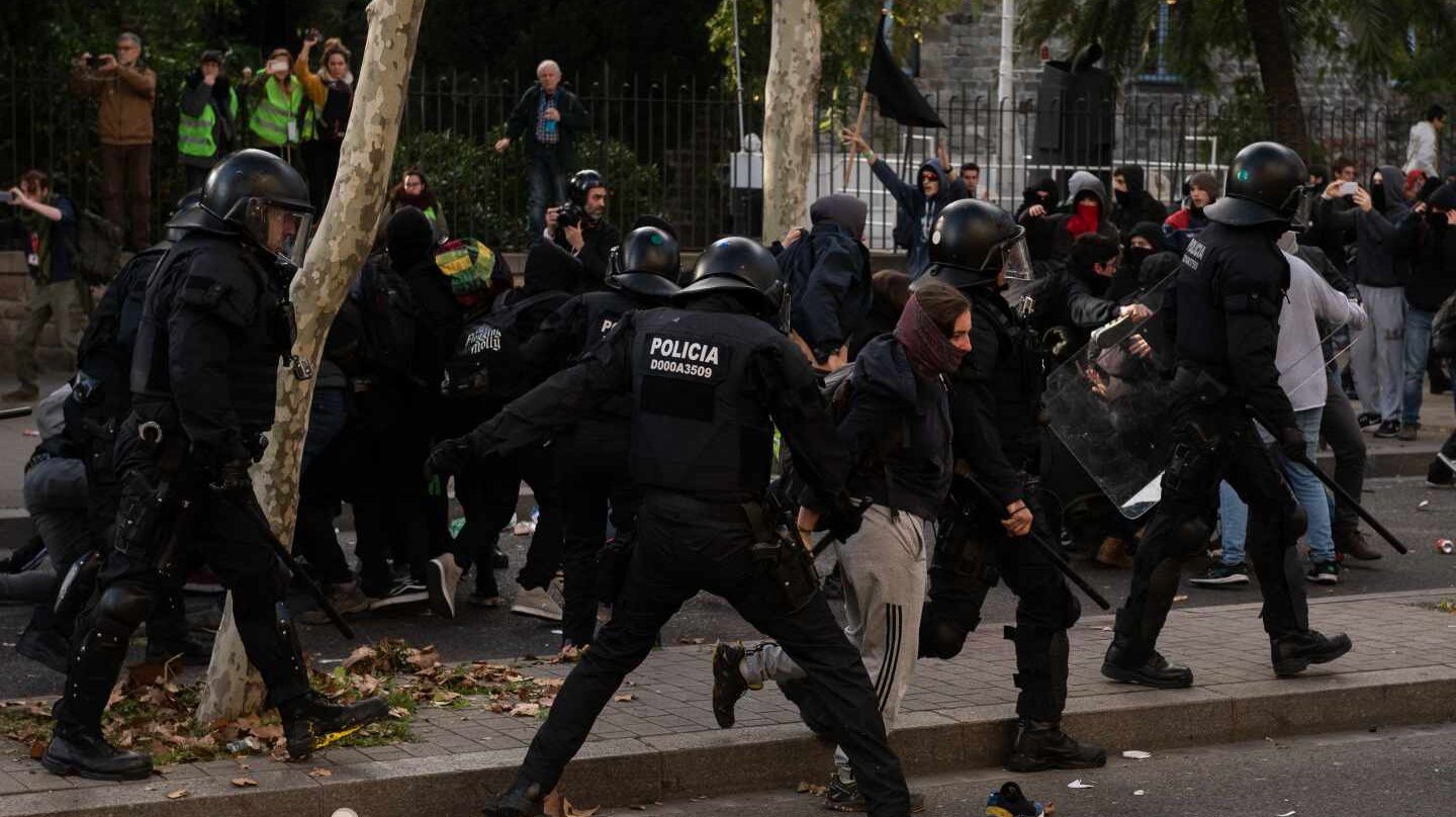 Los mossos repelen las protestas en Barcelona.