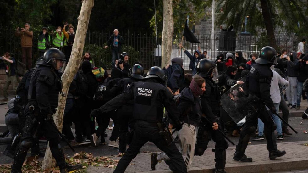 Los mossos repelen las protestas en Barcelona.