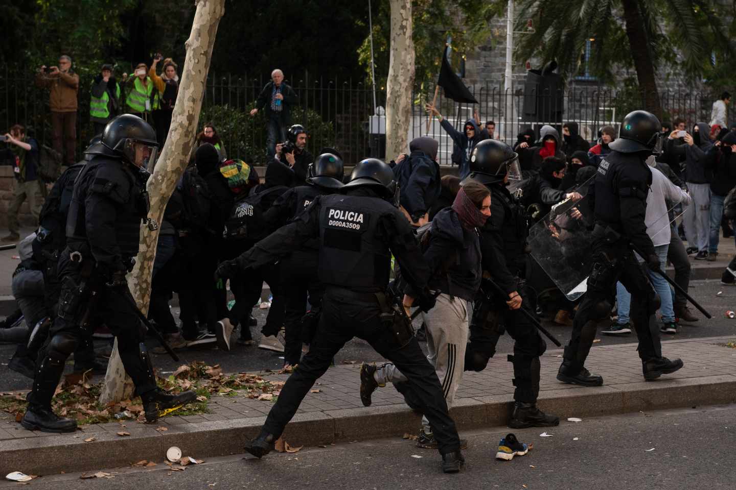 Los mossos repelen las protestas en Barcelona.