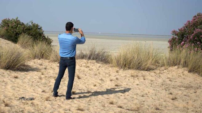 El presidente del Gobierno, Pedro Sánchez, toma una fotografía con su móvil en Doñana hace dos años.