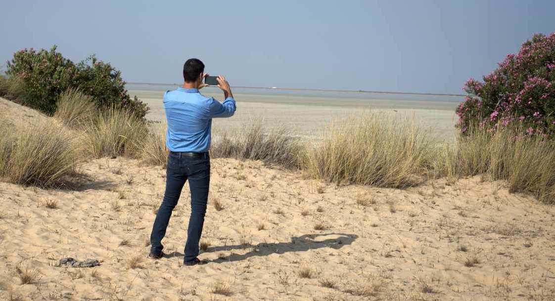 El presidente del Gobierno, Pedro Sánchez, toma una fotografía con su móvil en Doñana hace dos años.