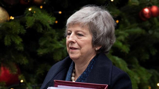 Theresa May se salva La primera ministra británica, Theresa May, junto al 10 de Downing Street.