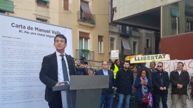 Escrache independentista a Manuel Valls durante un acto en Barcelona