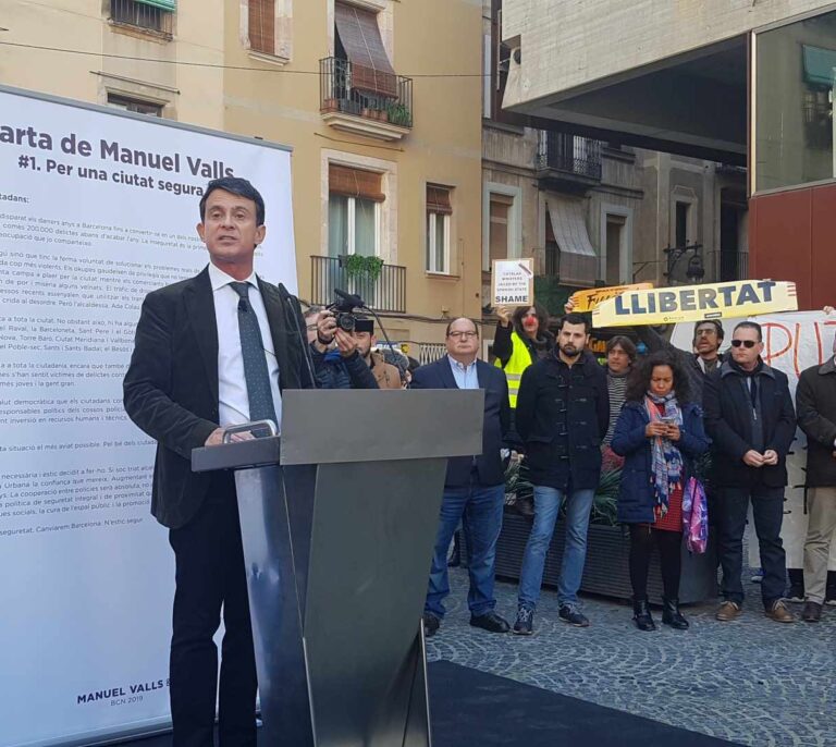 Escrache independentista a Manuel Valls durante un acto en Barcelona