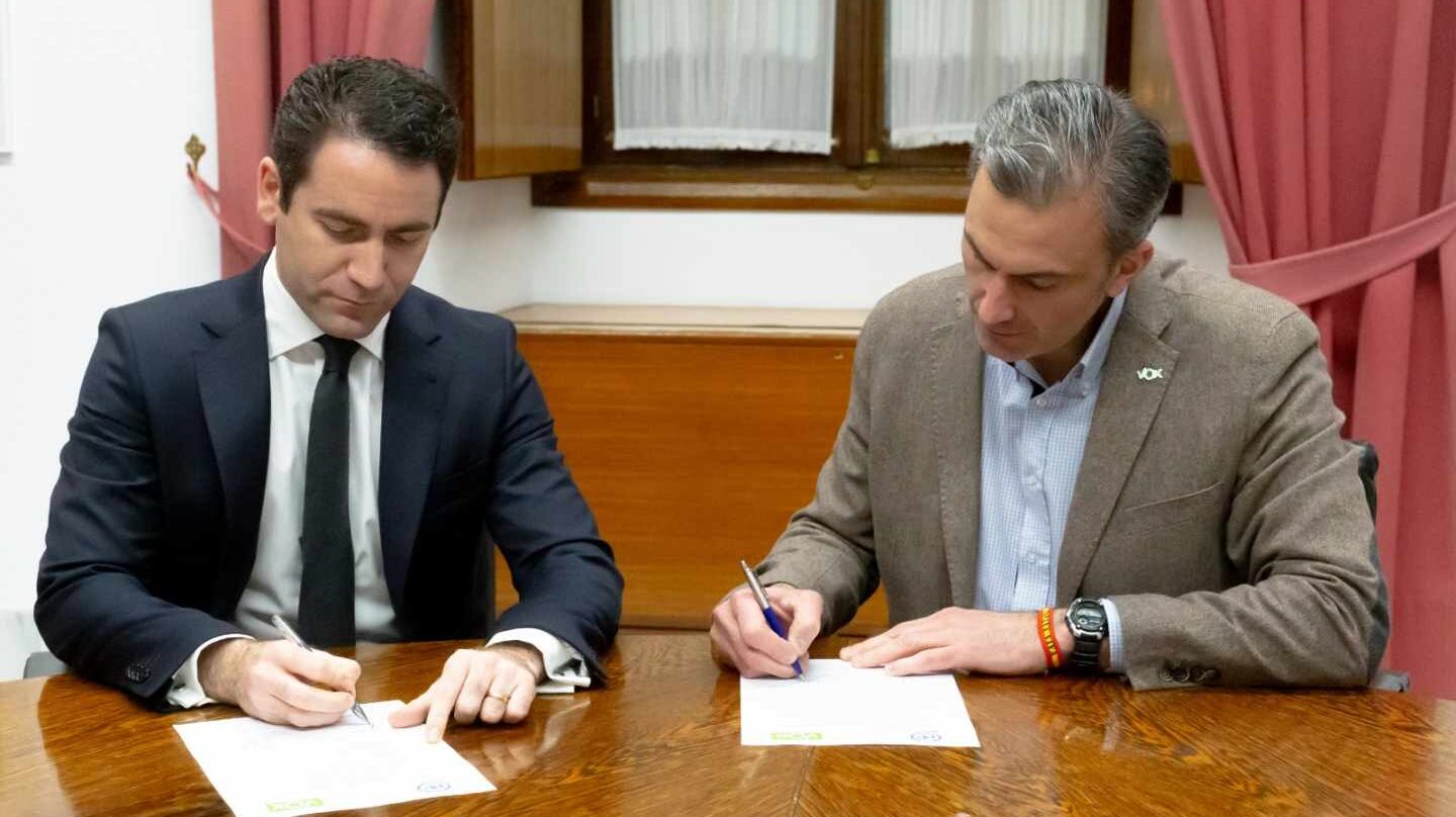 Teodoro García Egea (PP) y Javier Ortega (Vox), firmando este miércoles el acuerdo para la composición de la Mesa del Parlamento.