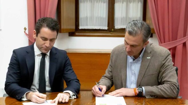 Teodoro García Egea (PP) y Javier Ortega (Vox), firmando este miércoles el acuerdo para la composición de la Mesa del Parlamento.