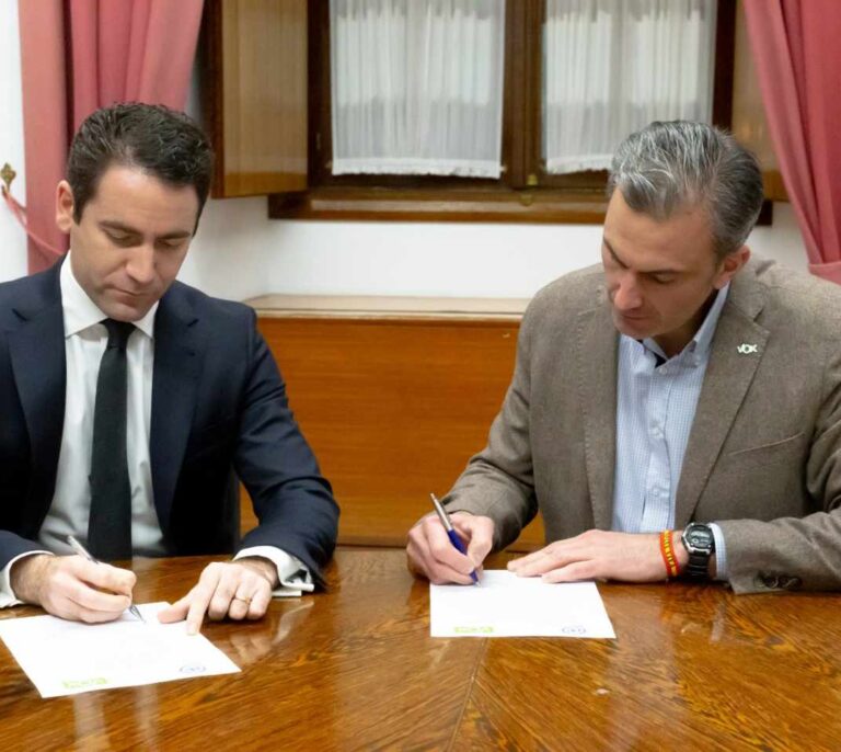 El acuerdo sobre la Mesa anticipa el apoyo de Vox a la investidura de Moreno Bonilla