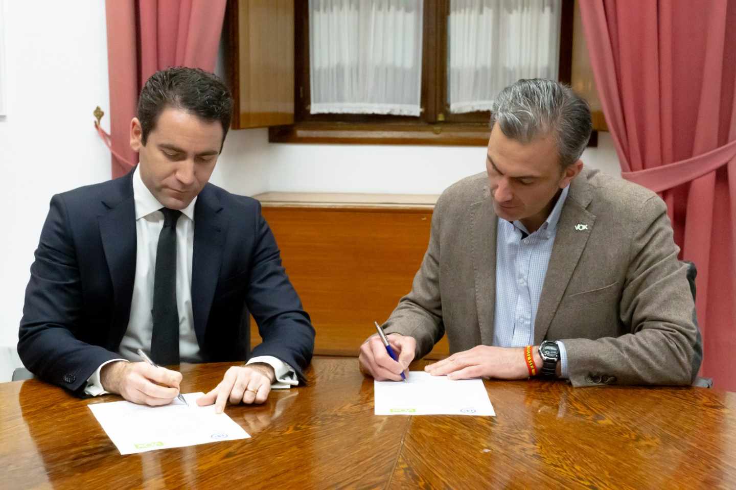 Teodoro García Egea (PP) y Javier Ortega (Vox), firmando este miércoles el acuerdo para la composición de la Mesa del Parlamento.