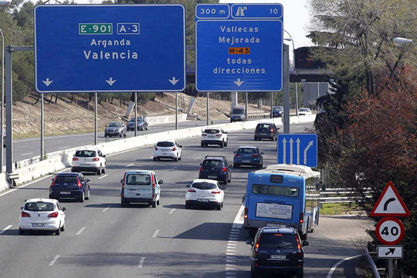 Atasco en la A-3 a la altura de Arganda del Rey durante la Semana Santa de 2016.