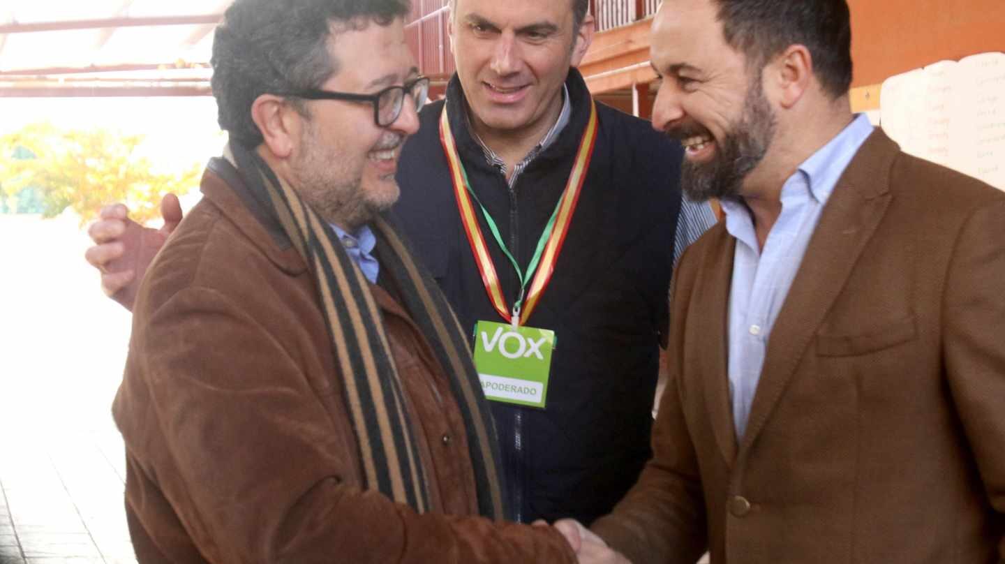 Santiago Abascal y Francisco Serrano se estrechan las manos en presencia de Javier Ortega.