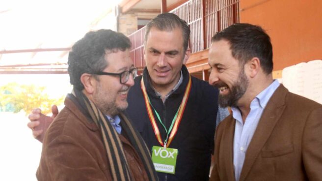 Santiago Abascal y Francisco Serrano se estrechan las manos en presencia de Javier Ortega.