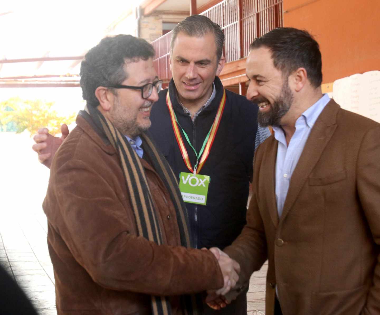 Santiago Abascal y Francisco Serrano se estrechan las manos en presencia de Javier Ortega.