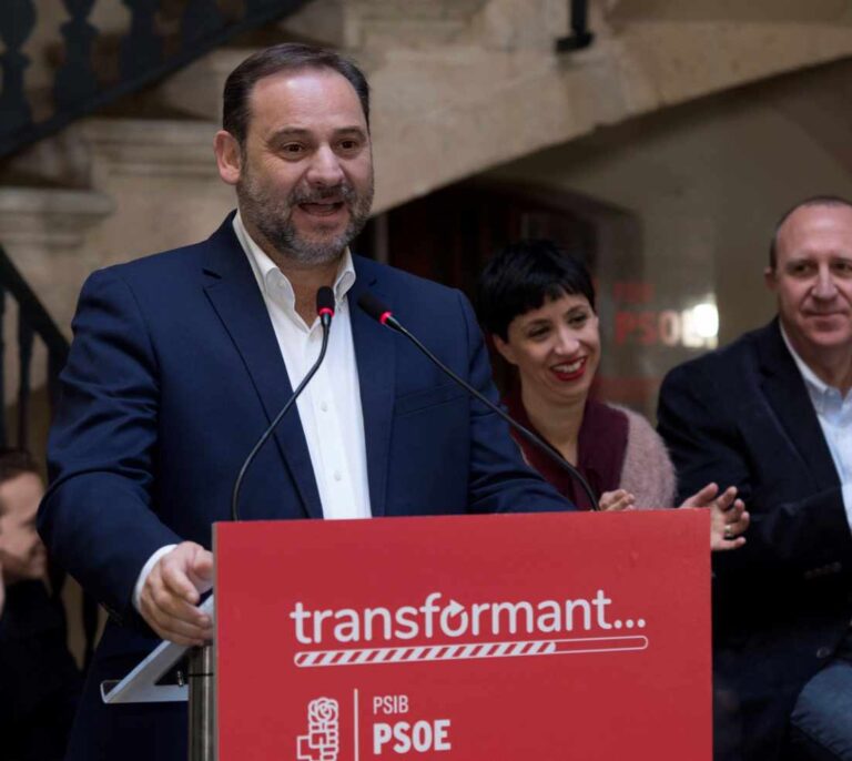 Ábalos tilda a Torra de "iluminado" por llamar a la vía eslovena en Cataluña