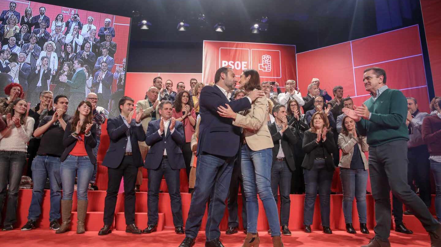 El ministro de Fomento y secretario de Organización del PSOE, José Luis Ábalos, y la ministra de Industria, Reyes Maroto, en la presentación de candidaturas a los ayuntamientos de la Comunidad.