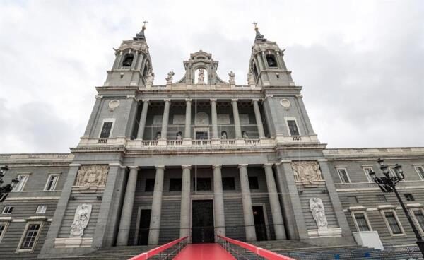 Vista exterior de la catedral de La Almudena.