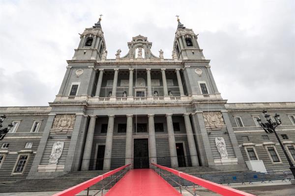 Vista exterior de la catedral de La Almudena.