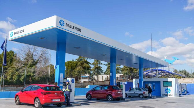 Las gasolineras low cost lanzan una ofensiva comercial contra Repsol y Cepsa tras facturar un 50% más