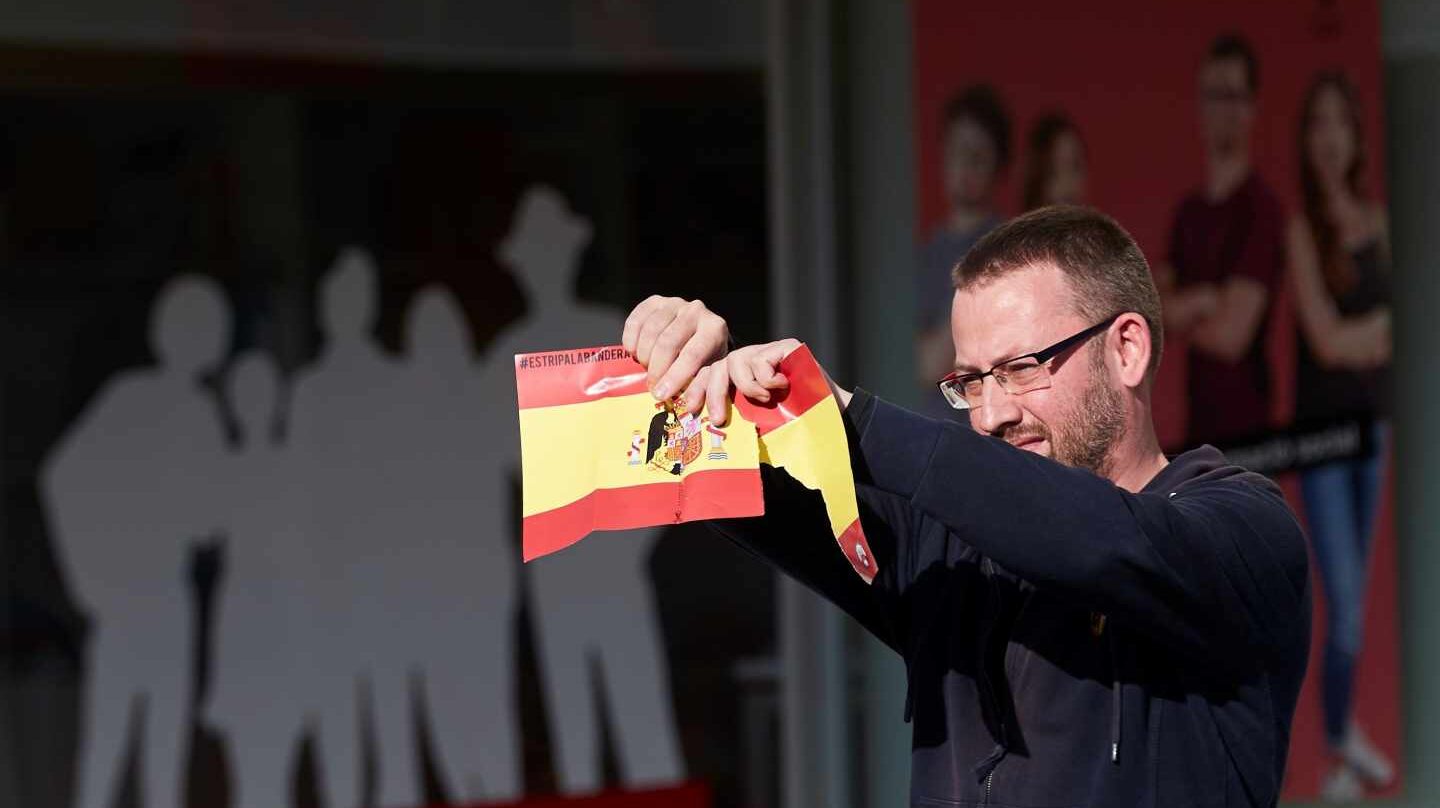 El diputado de la Cup Vidal Aragonés rompe una bandera en la UAB.