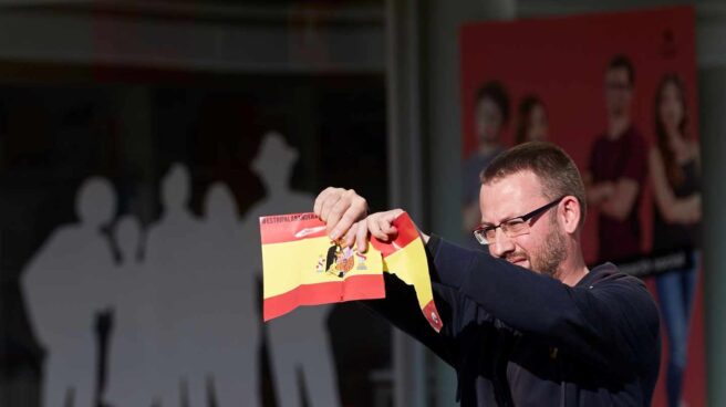 El diputado de la Cup Vidal Aragonés rompe una bandera en la UAB.