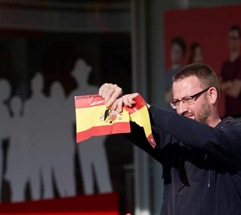 Unas 150 personas rompen a la vez banderas de España en la UAB