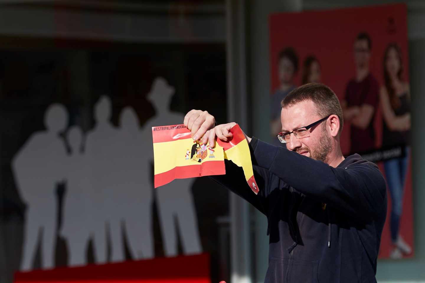 El diputado de la Cup Vidal Aragonés rompe una bandera en la UAB.