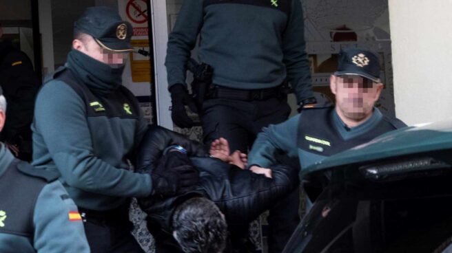 Agentes de la Guardia Civil trasladan este viernes a Bernardo Montoya al juzgado desde la Comandancia de Huelva.