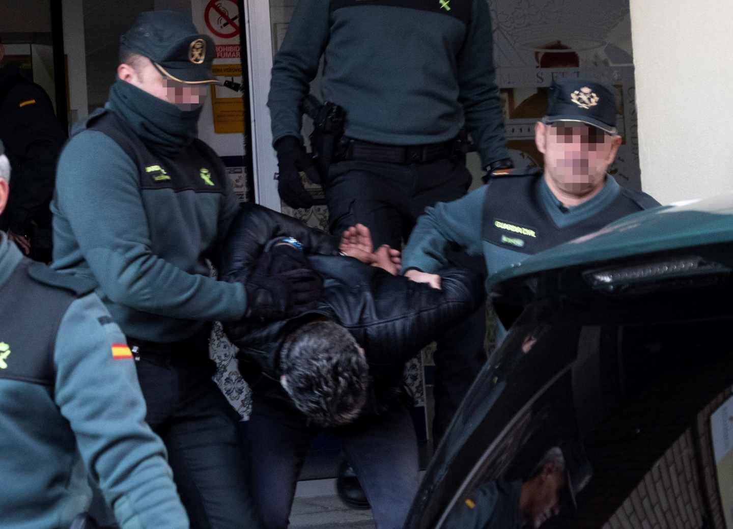 Agentes de la Guardia Civil trasladan este viernes a Bernardo Montoya al juzgado desde la Comandancia de Huelva.