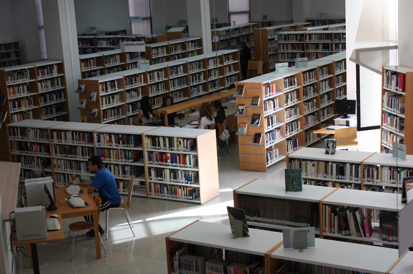 Interior de una biblioteca municipal en Almería.