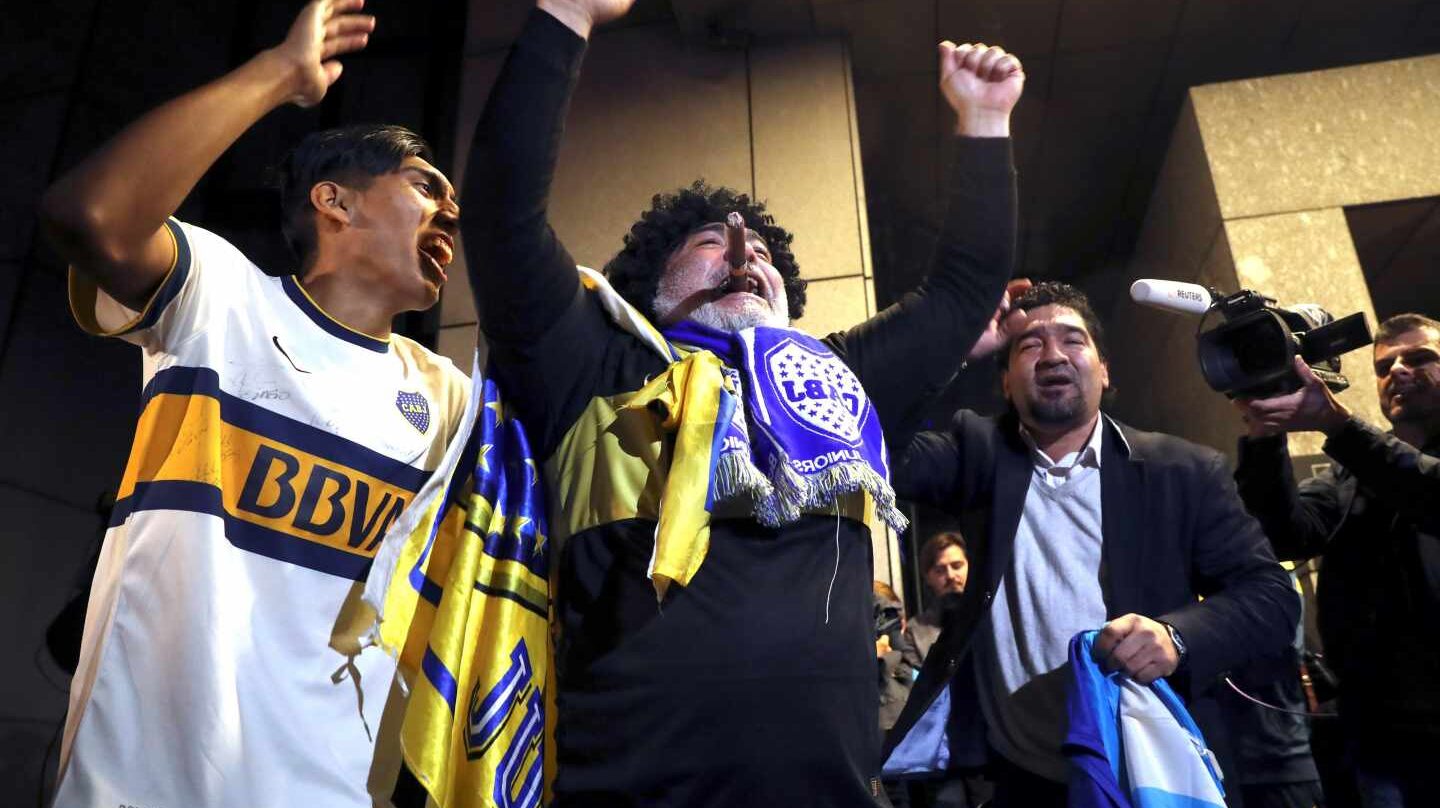 Aficionados de Boca, esperando al equipo en el hotel de Madrid donde se concentrará.