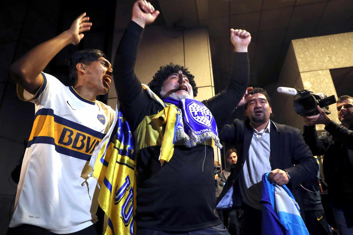 Aficionados de Boca, esperando al equipo en el hotel de Madrid donde se concentrará.