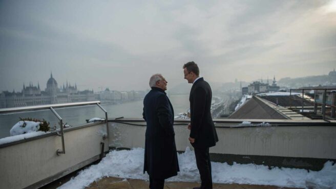 Josep Borrell conversa con su homólogo húngaro, Peter Szijjarto, tras la rueda de prensa ofrecida este lunes en Budapest.