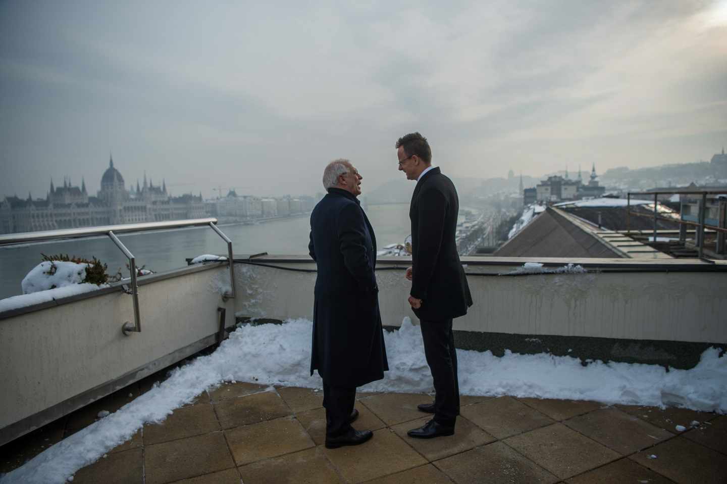 Josep Borrell conversa con su homólogo húngaro, Peter Szijjarto, tras la rueda de prensa ofrecida este lunes en Budapest.