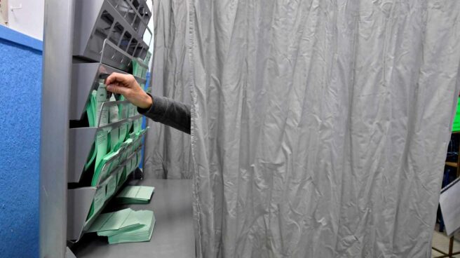 Un votante escoge su papeleta durante la jornada electoral.