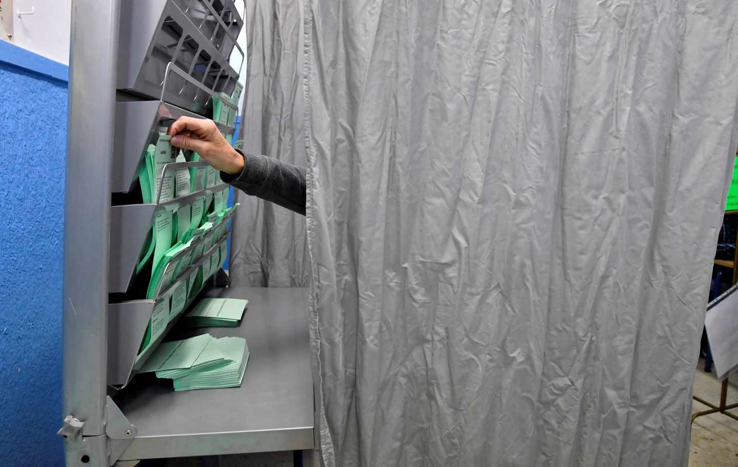 Un votante escoge su papeleta durante la jornada electoral.