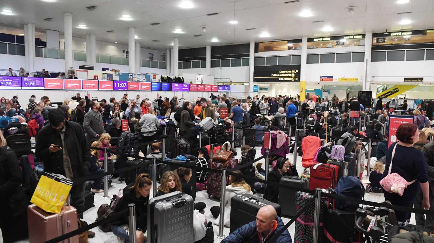 Pasajeros atrapados en el aeropuerto de Gatwick.