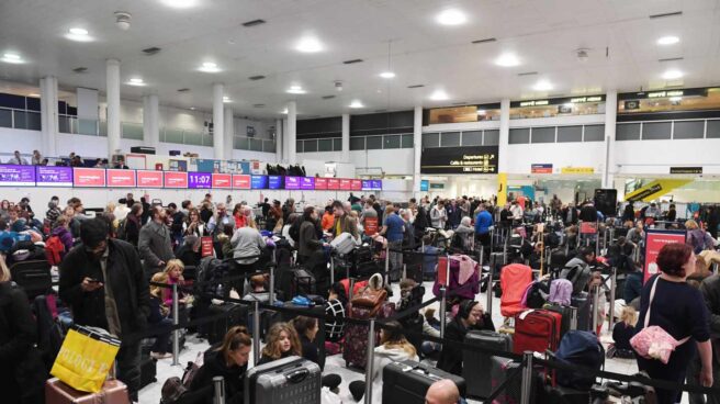 Pasajeros atrapados en el aeropuerto de Gatwick.