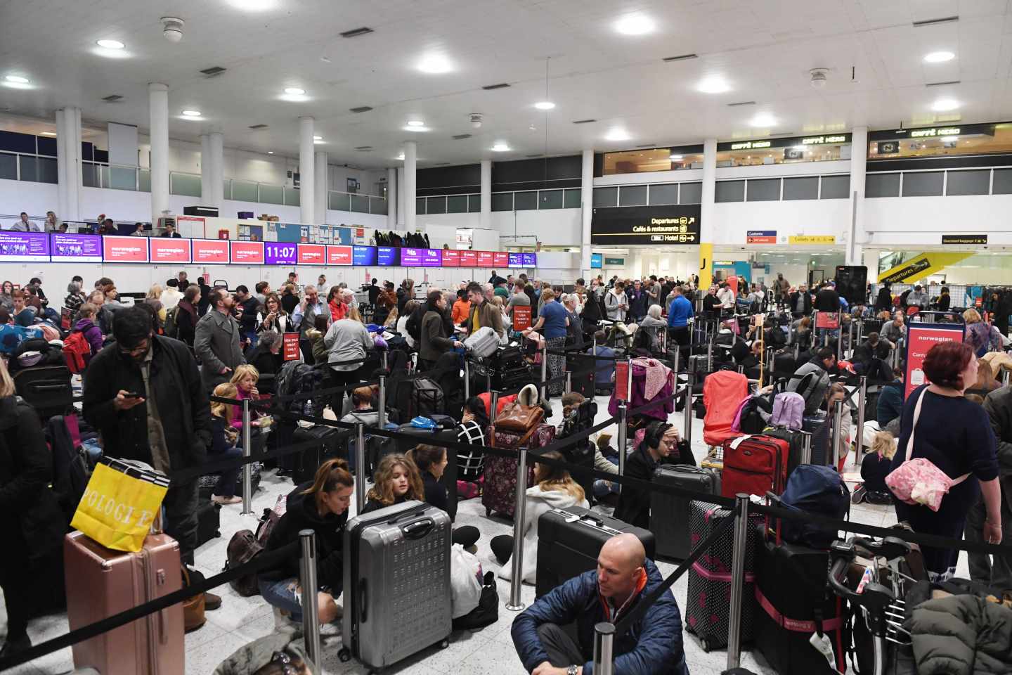 Pasajeros atrapados en el aeropuerto de Gatwick.