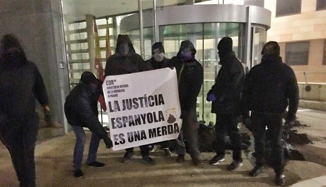 Los CDR vuelven a la carga: tiran estiércol en los juzgados de Lleida, Cervera y Balaguer