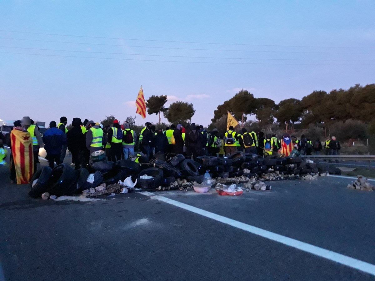 Tensión entre camioneros y CDR por el bloqueo de la AP-7 a su paso por L'Ampolla