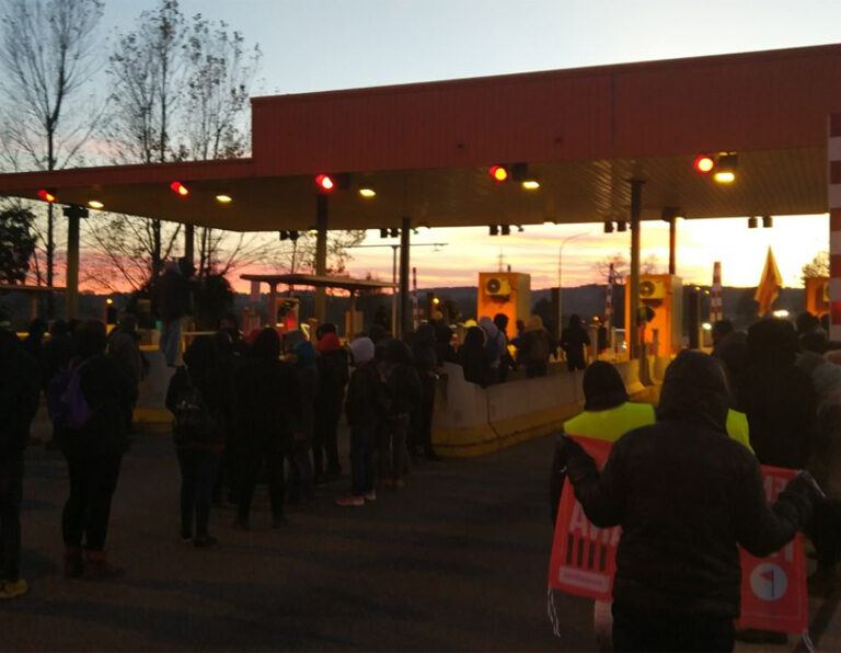 Los CDR vuelven a la AP-7 y levantan las barreras de los peajes en plena operación retorno
