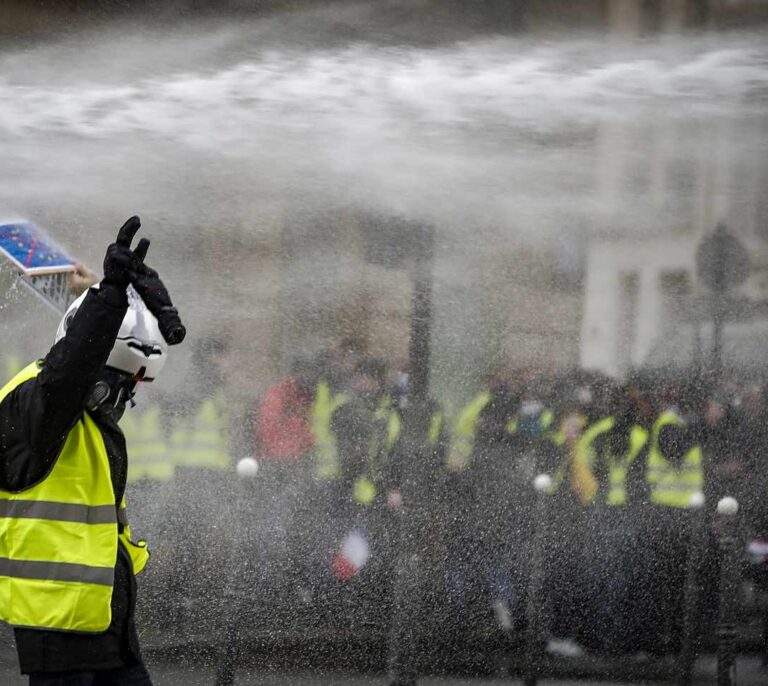 Detenido un camionero español tras disparar con balas de fogueo contra 'chalecos amarillos' en Francia