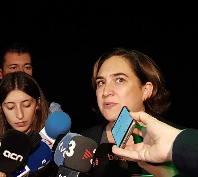 Colau plantea su candidatura como el vértice de un tripartito ERC-BComú-PSC