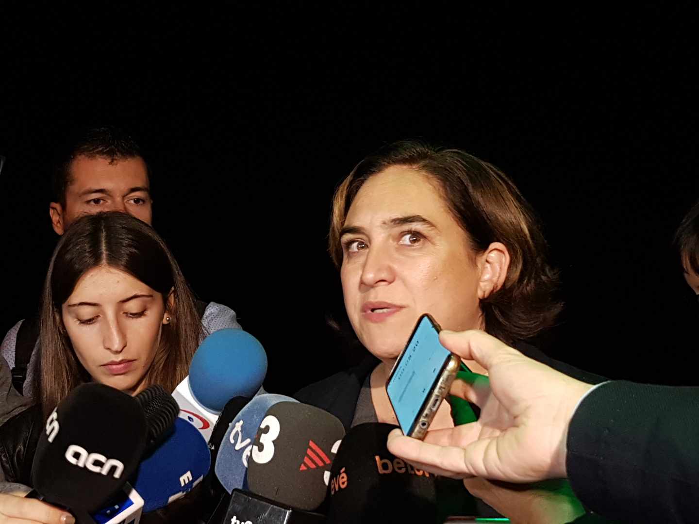 Colau confirma contactos entre Sánchez y los independentistas para aprobar los Presupuestos