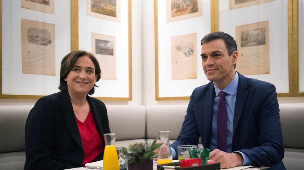 La alcaldesa de Barcelona, Ada Colau, y el presidente del Gobierno, Pedro Sánchez, reunidos antes del Consejo de Ministros en la Ciudad Condal.