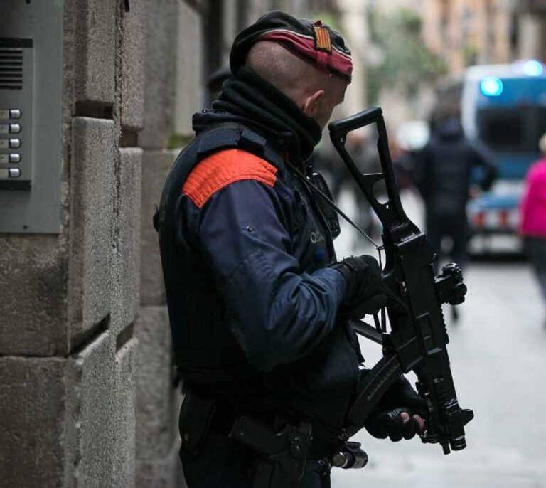 Los Mossos se preparan para un otoño 'caliente': gas pimienta y vallas pesadas