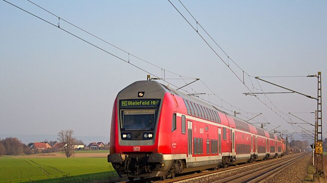 db train Un tren regional de Deutsche Bahn circula por Alemania.