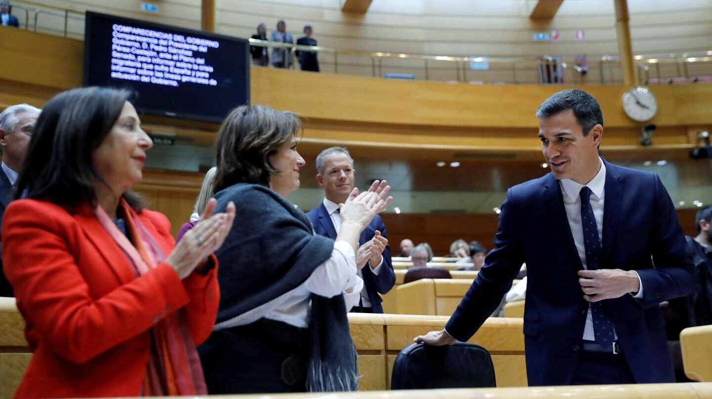 Dolores Delgado aplaude la intervención de Pedro Sánchez este martes en el Senado en presencia de la ministra Robles.