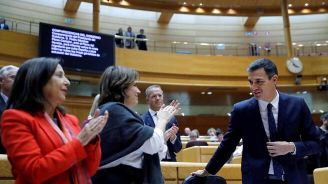 Dolores Delgado aplaude la intervención de Pedro Sánchez este martes en el Senado en presencia de la ministra Robles.